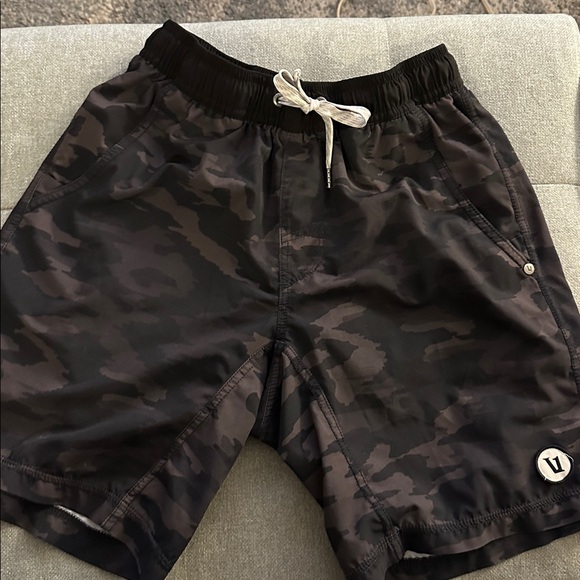 Vuori Kore Lined Camo Shorts 8” Size XS - Picture 1 of 7